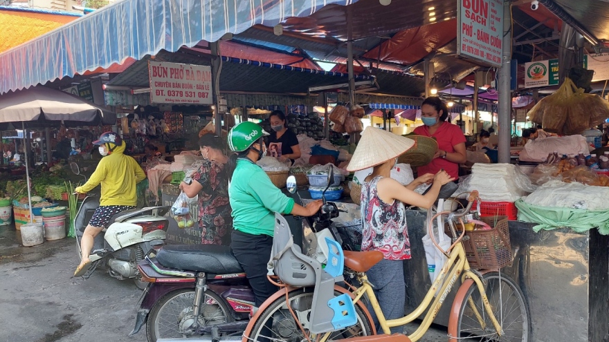 Hà Nội ngày đầu siết chặt chống dịch Covid-19: Chợ dân sinh đông đúc, siêu thị thưa người