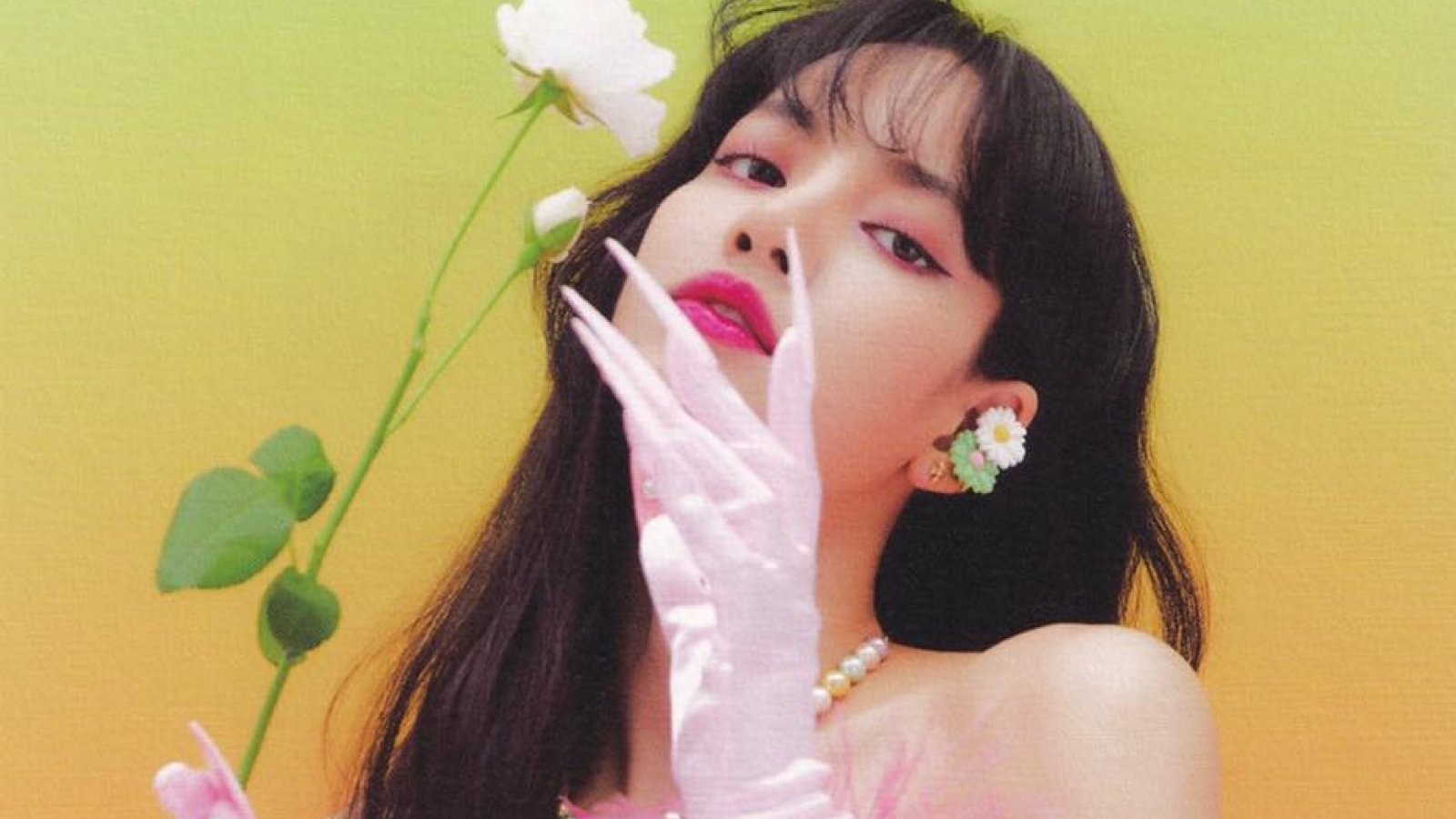Báo Hàn đưa tin Lisa (BLACKPINK) đang quay MV solo đầu tiên  