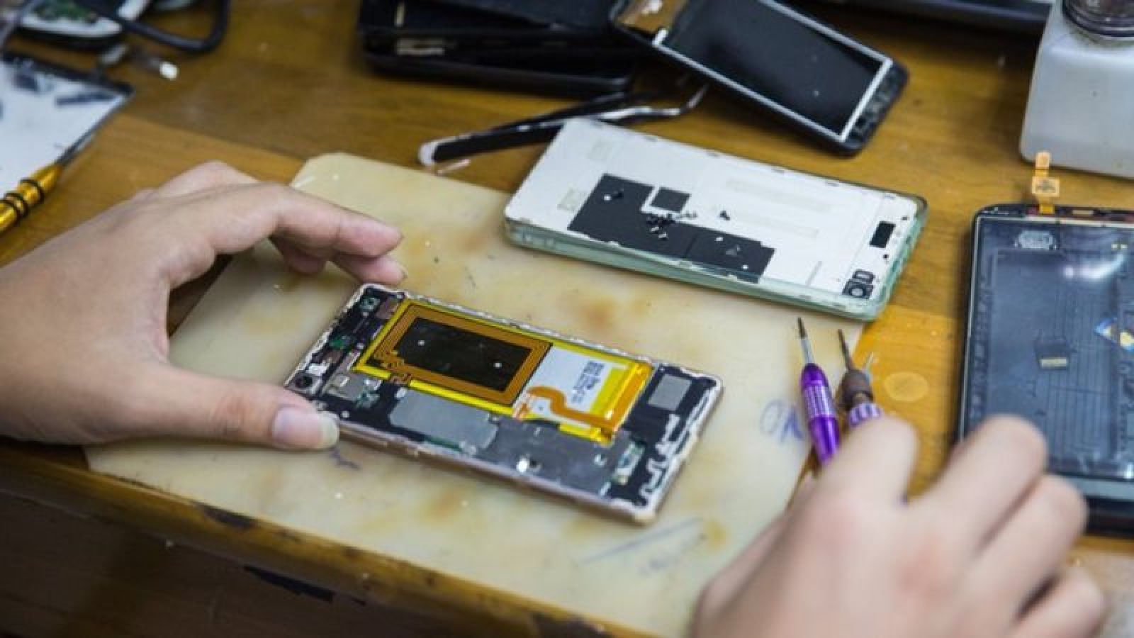 Quyền sửa chữa được coi trọng, Apple khó “bắt nạt” người tiêu dùng