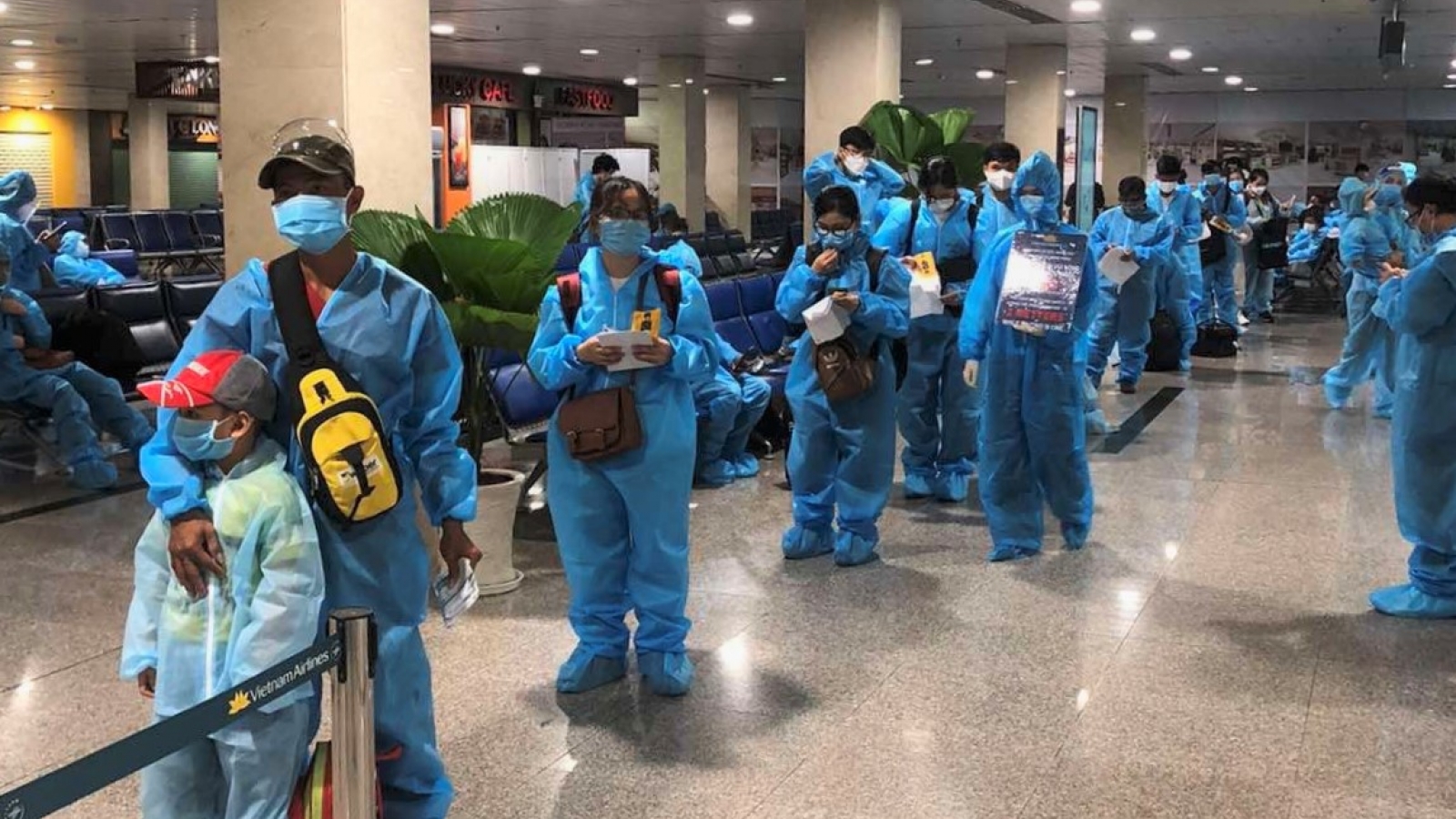 Chuyến bay đầu tiên của Vietnam Airlines đưa người từ TP.HCM về Hà Nội