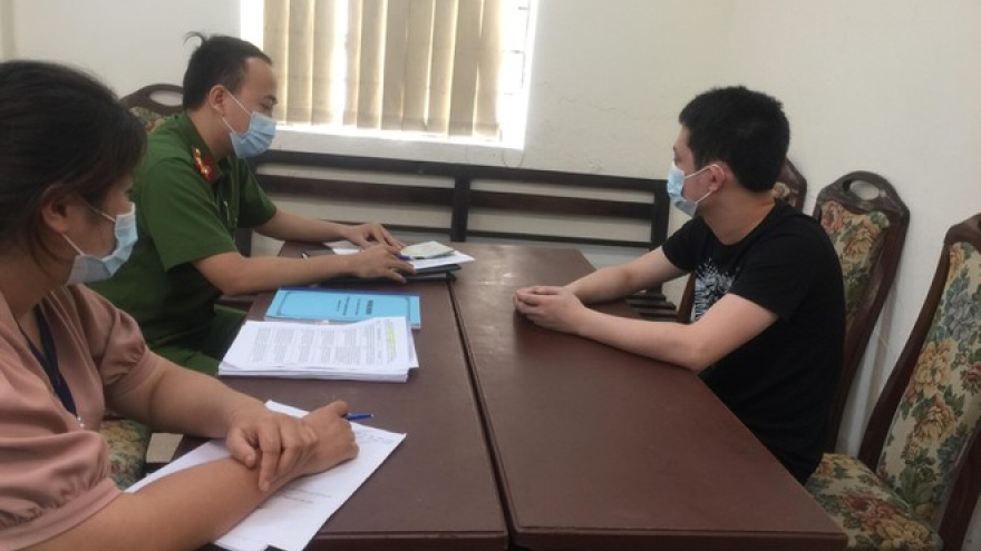 Xử phạt nghiêm nam thanh niên khạc nhổ trong thang máy, gây bức xúc dư luận