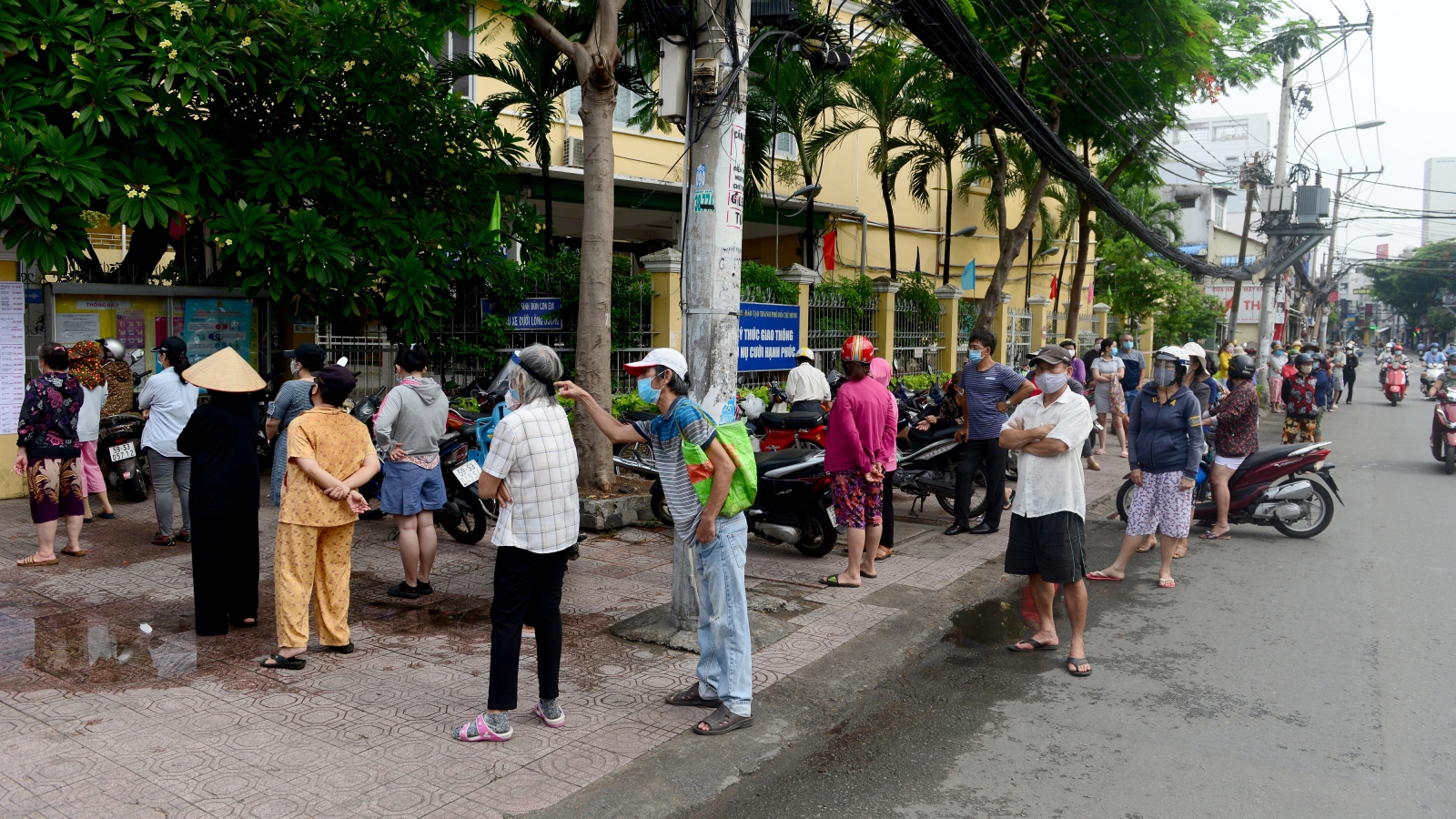 Dân Sài Gòn xếp hàng dài trăm mét chờ mua thực phẩm ở "siêu thị dã chiến"