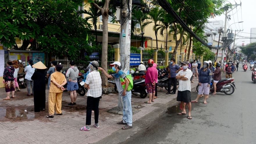 Dân Sài Gòn xếp hàng dài trăm mét chờ mua thực phẩm ở "siêu thị dã chiến"