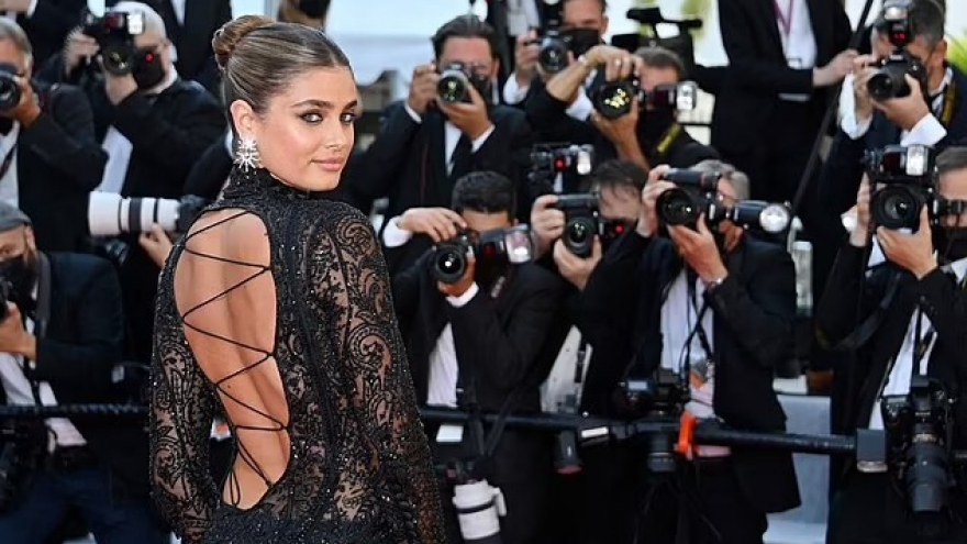 Thiên thần nội y Taylor Hill gợi cảm với đầm xuyên thấu tại LHP Cannes