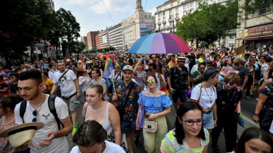 Hàng nghìn người tuần hành ở Budapest phản đối luật chống LGBT