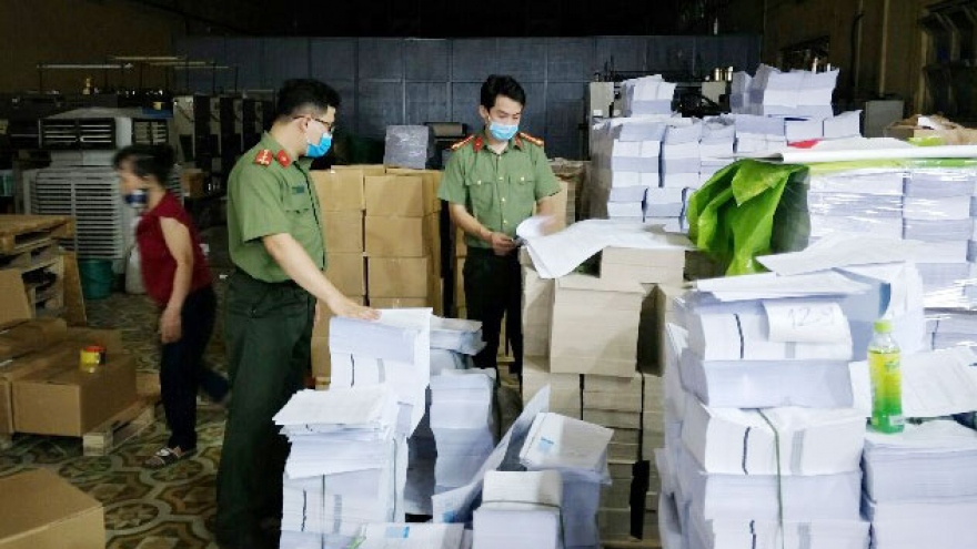 Phát hiện 2 cơ sở nghi in lậu hơn 50.000 cuốn sách ở Hà Nội