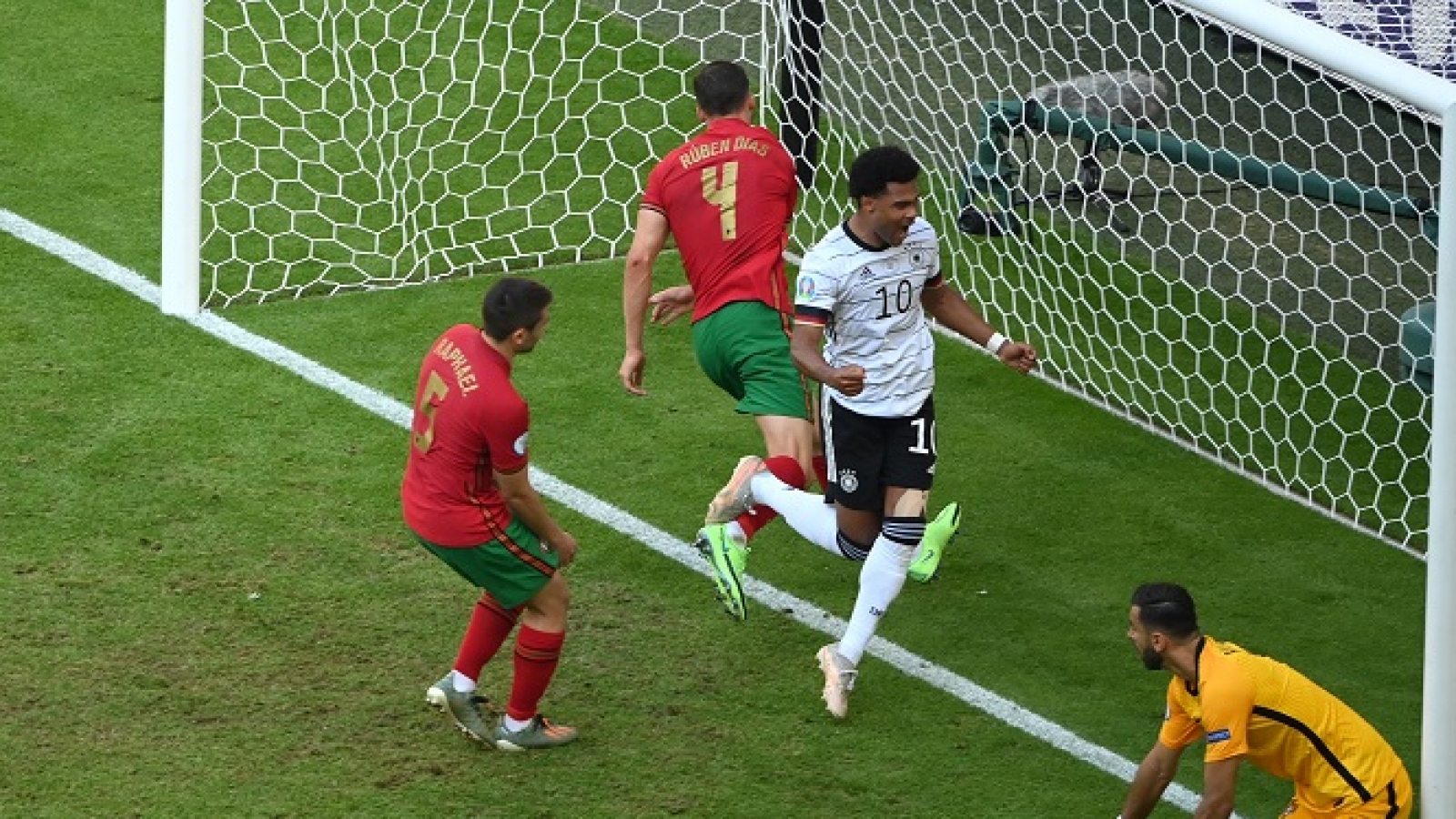 Cận cảnh 11 bàn phản lưới nhà ở EURO 2021