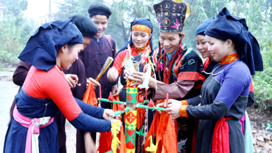 Ethnic Cao Lan group treasure traditional costumes 