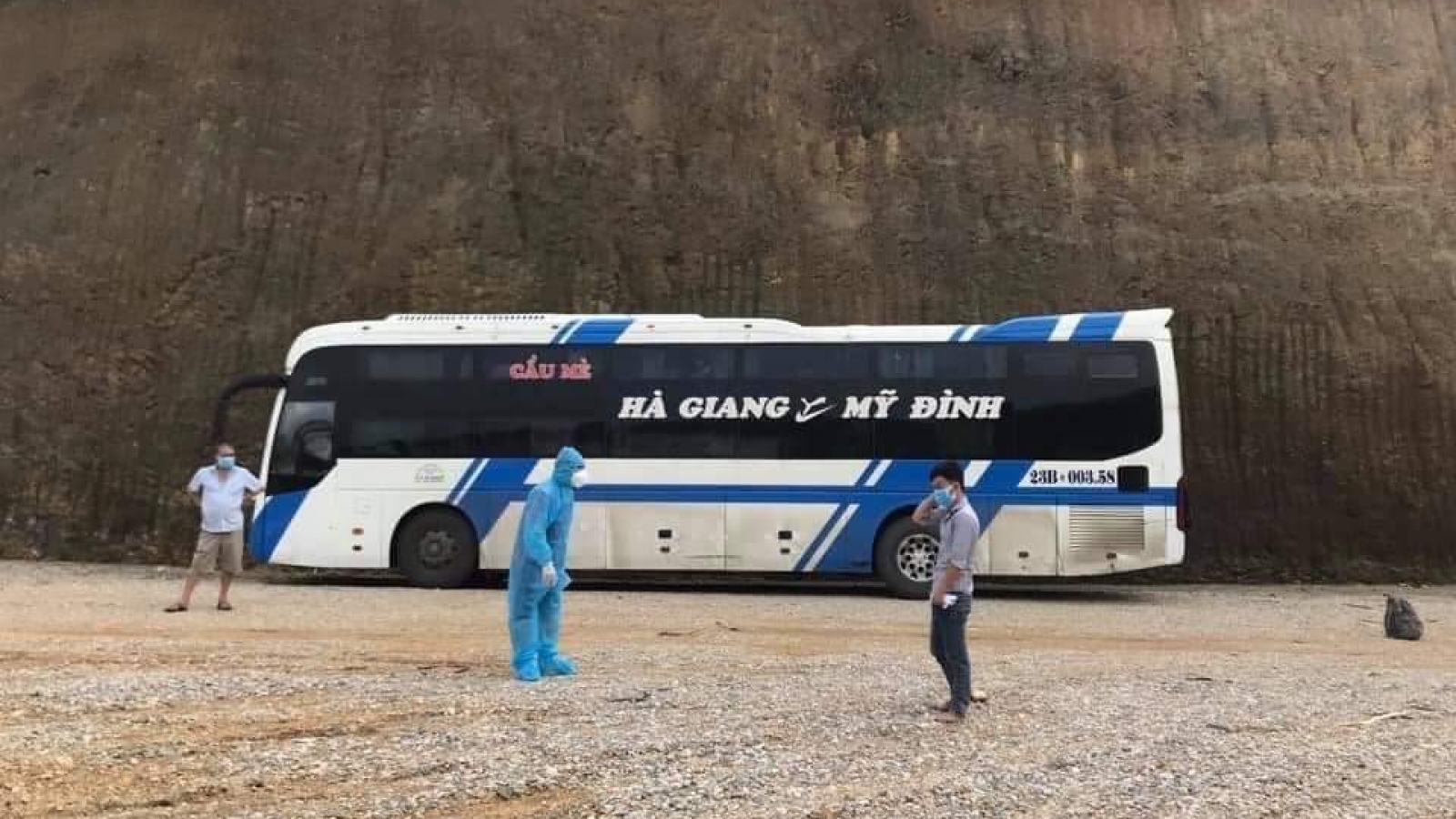 F0 trèo tường trốn khỏi khu điều trị ở Bắc Giang, bắt xe khách đi Hà Giang