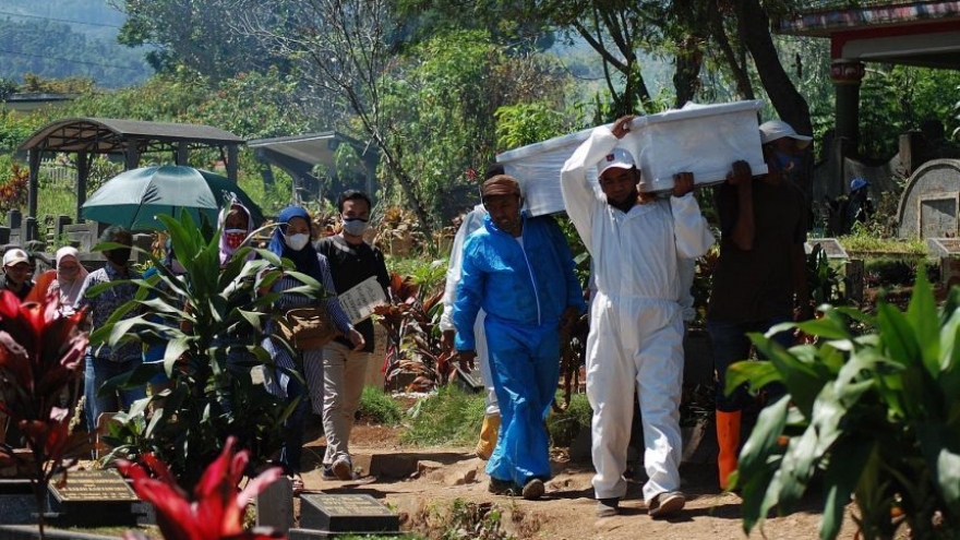 Tử vong do Covid-19 tăng 7 lần, Indonesia kéo dài thời gian phong tỏa