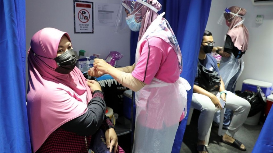 Malaysia chỉ nới lỏng hạn chế với người tiêm đầy đủ 2 mũi vaccine Covid-19