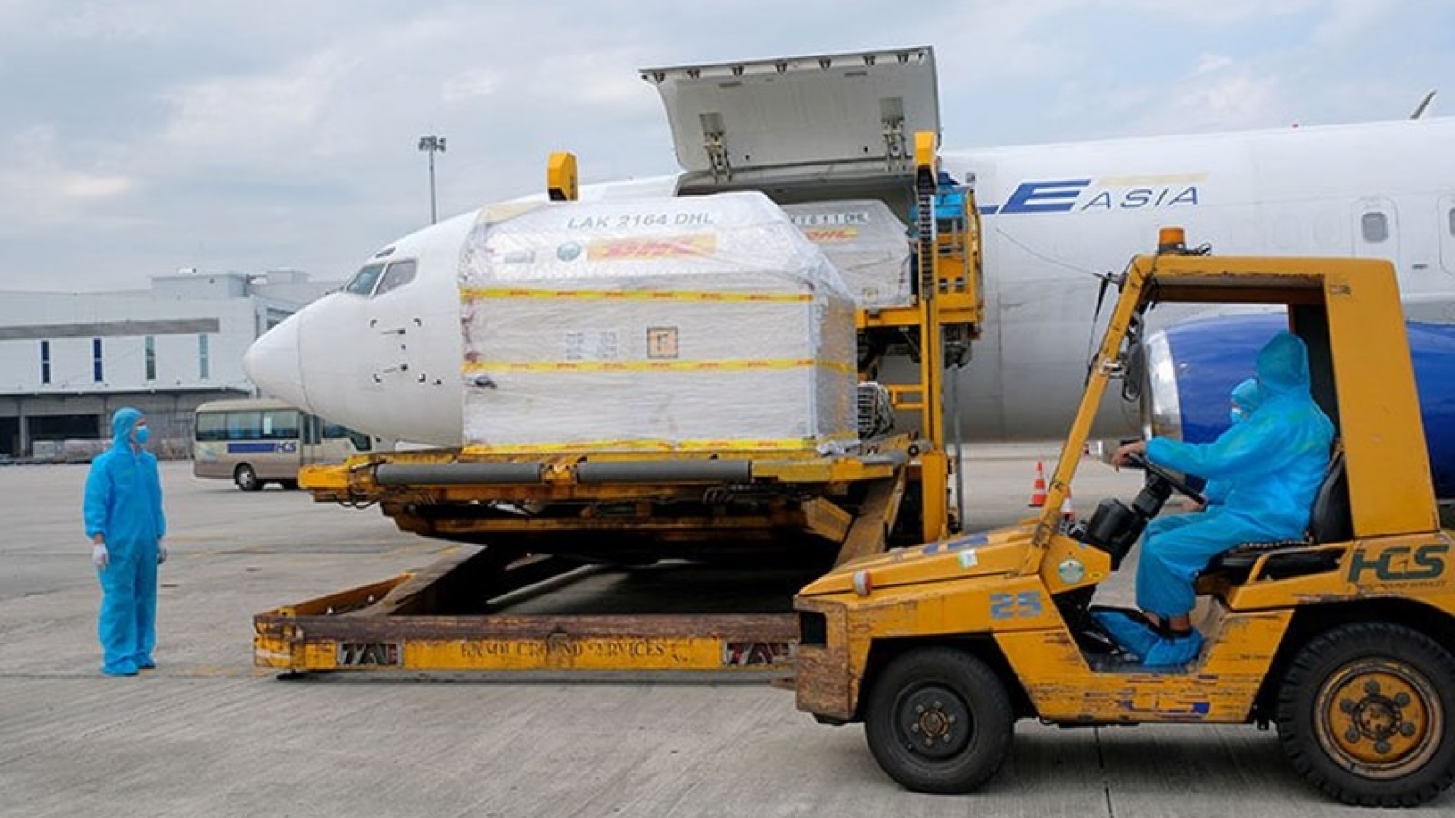 First doses of Pfizer COVID-19 vaccine arrive in Vietnam 