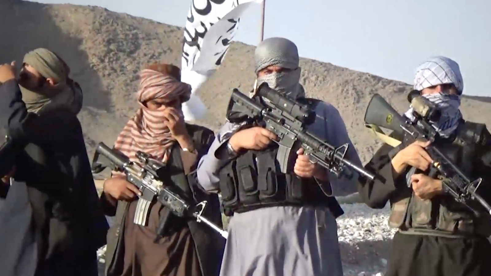Taliban chiếm được tỉnh lỵ thứ 3 ở Afghanistan, quân chính phủ quyết tái chiếm