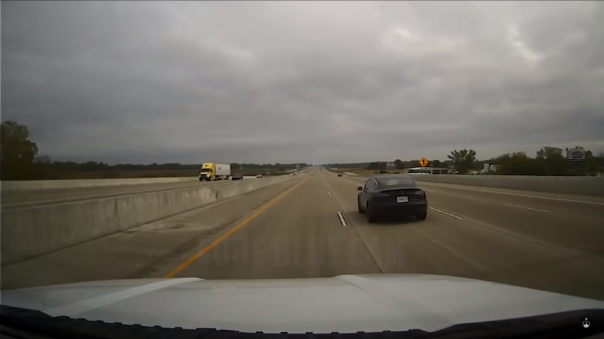 Tài xế chiếc Tesla Model 3 bị bắt vì ngủ gật trên cao tốc