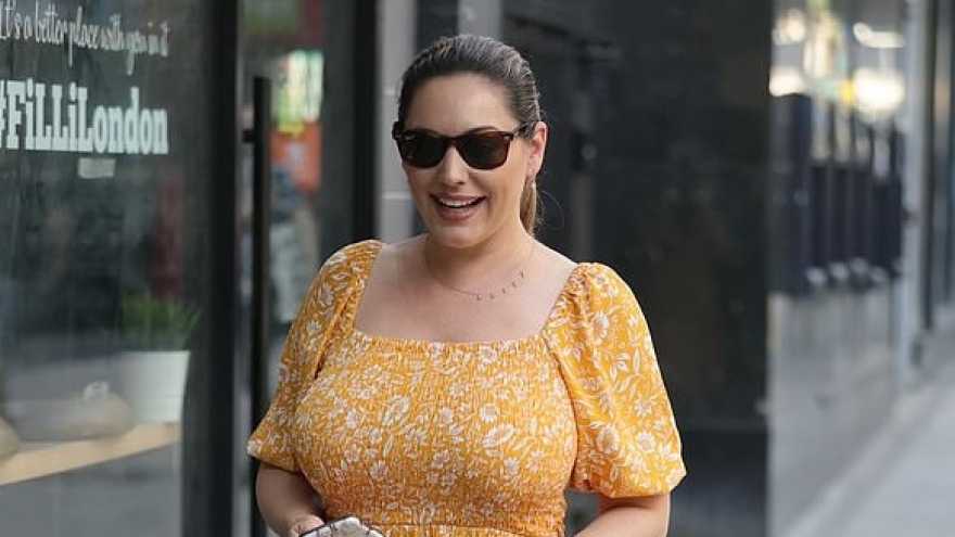 Kelly Brook diện đầm họa tiết điệu đà đến phòng làm việc ở London