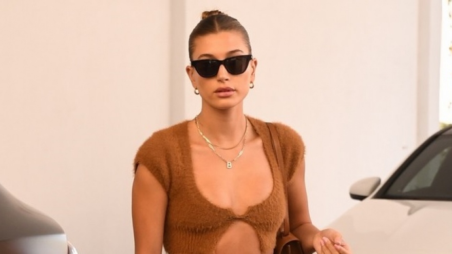 Hailey Baldwin diện croptop hờ hững gợi cảm ra phố cùng chồng sau khi trở về từ Hy Lạp