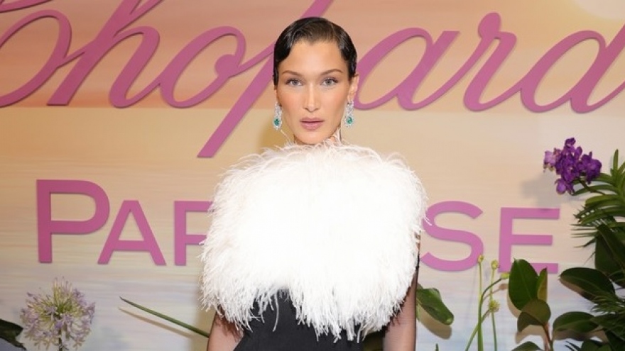 Bella Hadid đeo trang sức kim cương đắt giá dự tiệc tối tại LHP Cannes