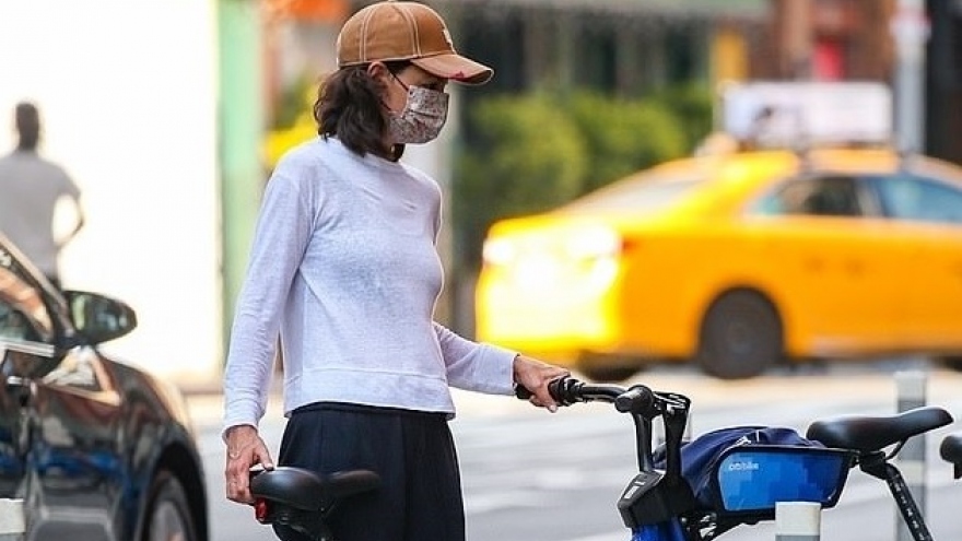 Katie Holmes thuê xe đạp dạo vòng quanh phố sau khi xác nhận vẫn độc thân