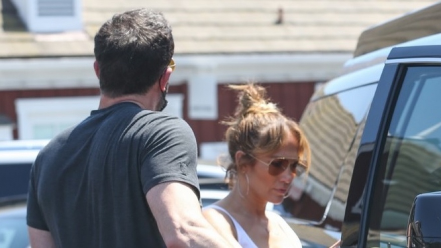 Ben Affleck lái xe chở bạn gái Jennifer Lopez đi mua sắm