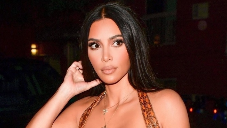 Kim Kardashian diện croptop khoe body nóng bỏng đi ăn tối cùng bạn bè