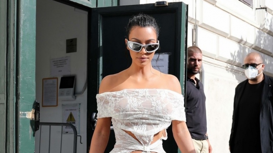 Kim Kardashian diện đầm ren trễ vai gợi cảm đến thăm thành Vatican