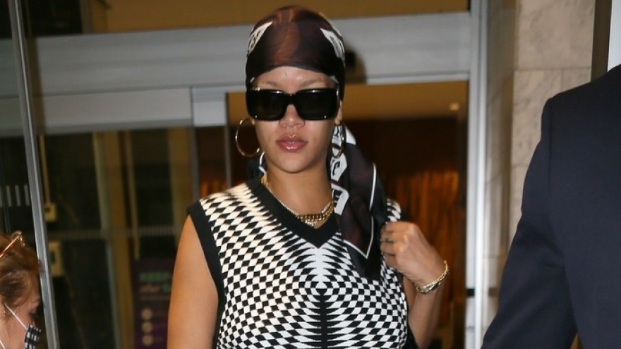 Rihanna phối đồ lạ mắt khi đến phòng khám nha khoa ở New York