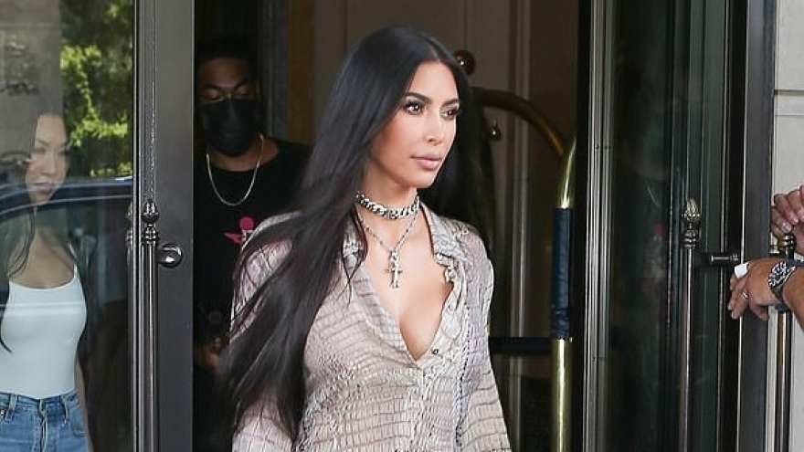 Kim Kardashian gợi cảm đi chơi cùng bạn thân