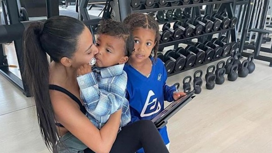 Kim Kardashian âu yếm các con trong phòng tập gym