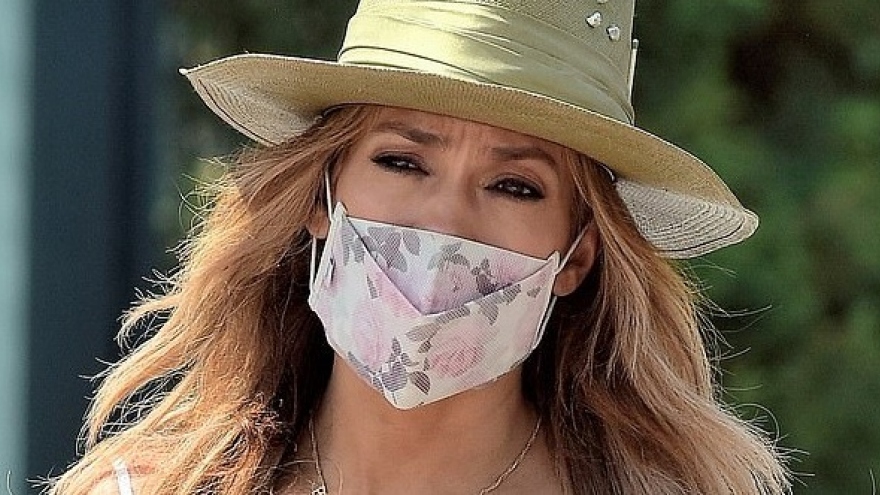 Jennifer Lopez đeo dây chuyền mặt chữ "BEN" đi mua sắm cùng bạn bè 