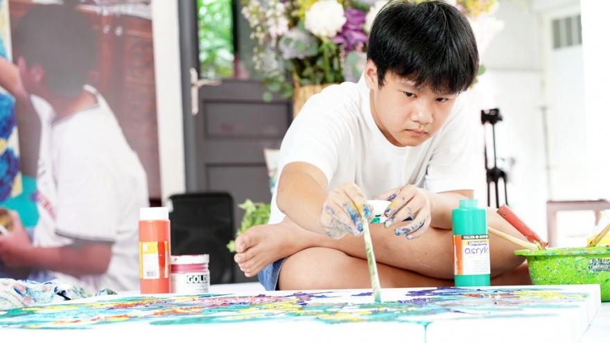 Kid painter sells artworks to raise VND3bln for COVID-19 fight