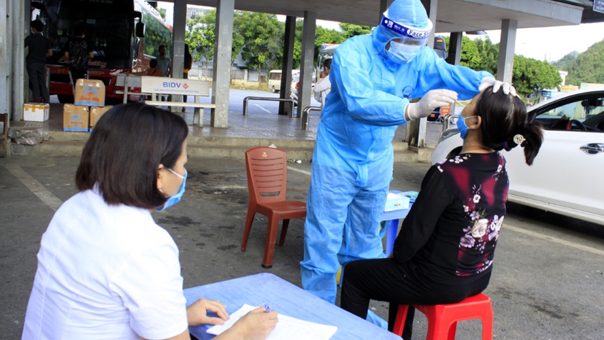 Lai Châu test ngẫu nhiên mẫu COVID-19 tại chợ và bến xe 