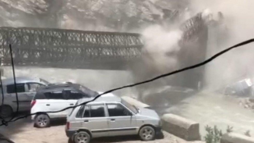 Kinh hoàng giây phút sạt lở đất đánh sập cây cầu ở Ấn Độ