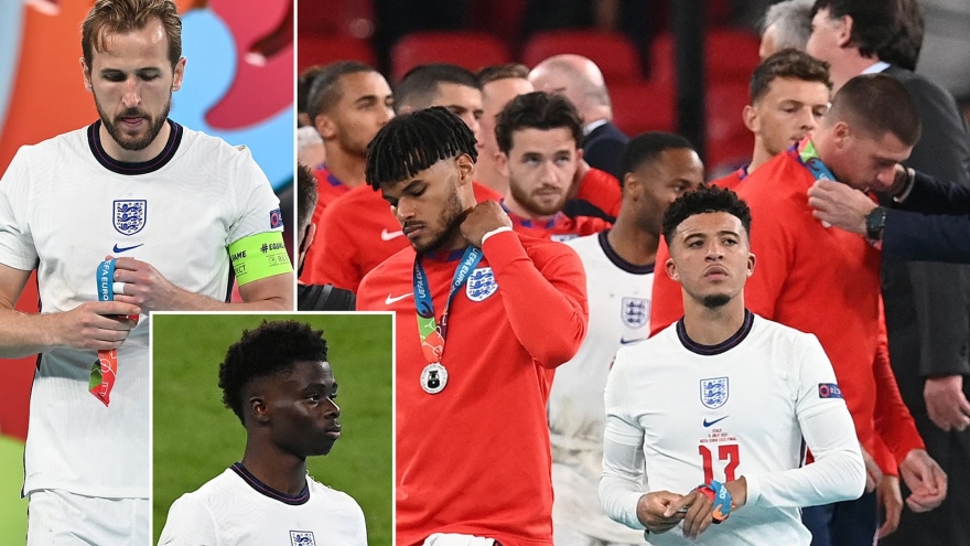 ĐT Anh bị "ném đá" vì tháo bỏ huy chương bạc EURO 2021