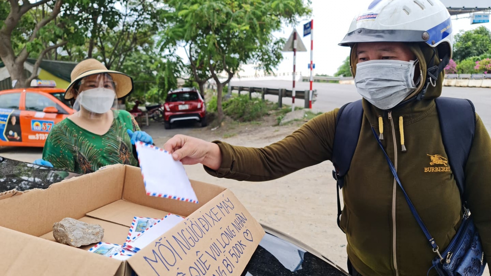 Người phụ nữ chờ đến 12h đêm để hỗ trợ người dân từ các tỉnh phía Nam về quê 