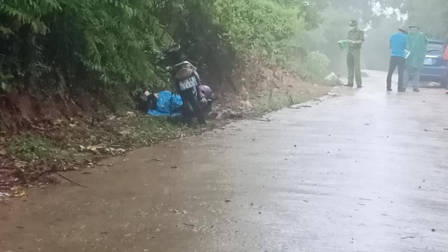 Bàng hoàng phát hiện thi thể người đàn ông bên vệ đường