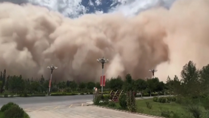 Video ghi cảnh bão cát khủng khiếp trùm lên các tòa nhà và đường phố Trung Quốc