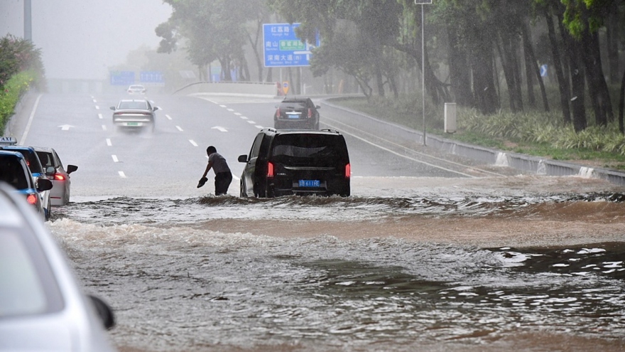Quảng Đông (Trung Quốc) phát đi 50 cảnh báo vì bão kép