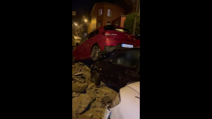 Lũ lụt kinh hoàng cuốn trôi hàng loạt ô tô trên đường phố ở Bỉ