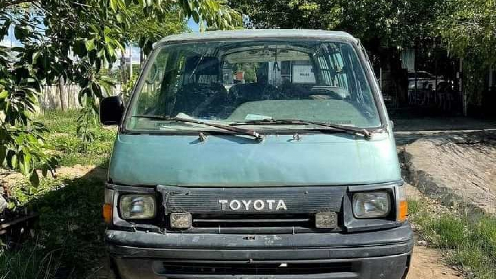 Vượt chốt kiểm soát chống dịch, tài xế bỏ lại ô tô chạy trốn