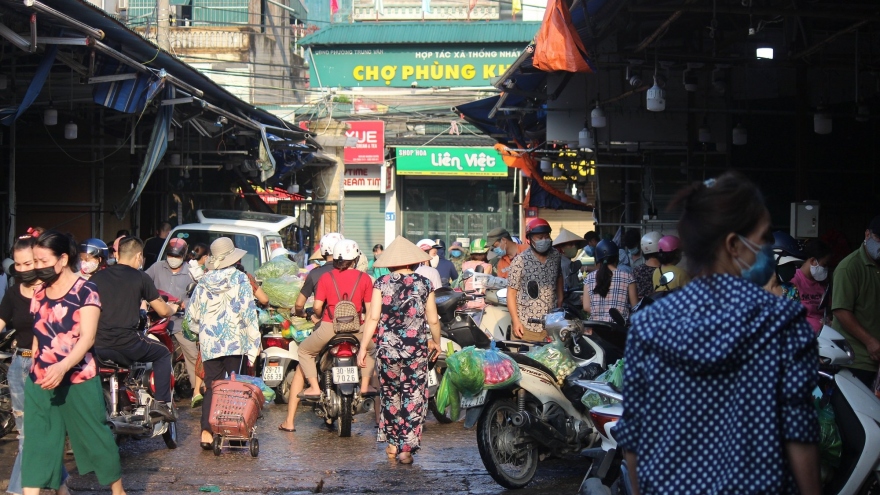 Chợ dân sinh Hà Nội đông nghẹt người, bất chấp Chỉ thị 16 