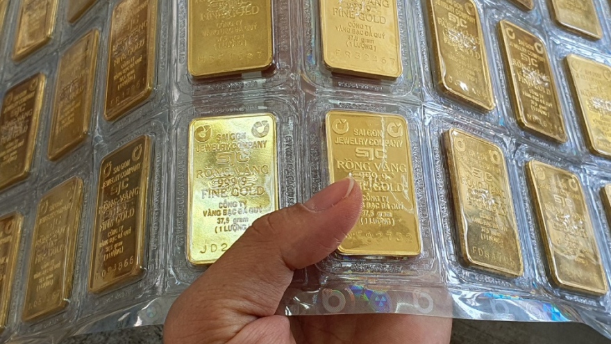 Giá vàng SJC đi ngang, vàng thế giới giảm nhẹ