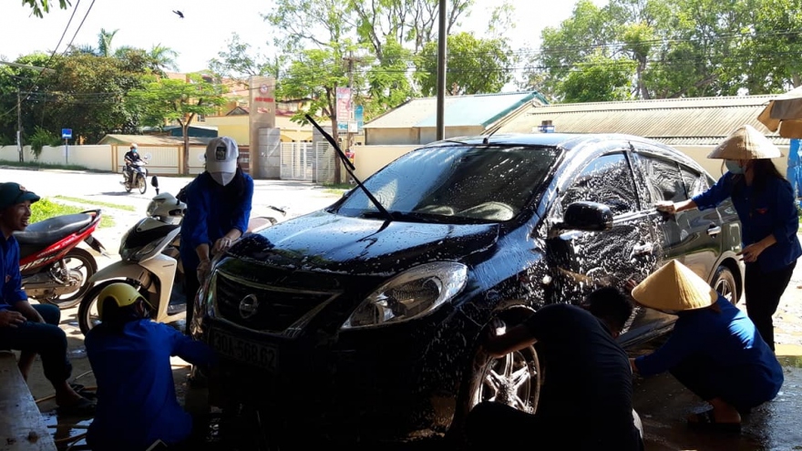 Tuổi trẻ Thanh Hóa rửa xe gây quỹ tặng quà gia đình chính sách