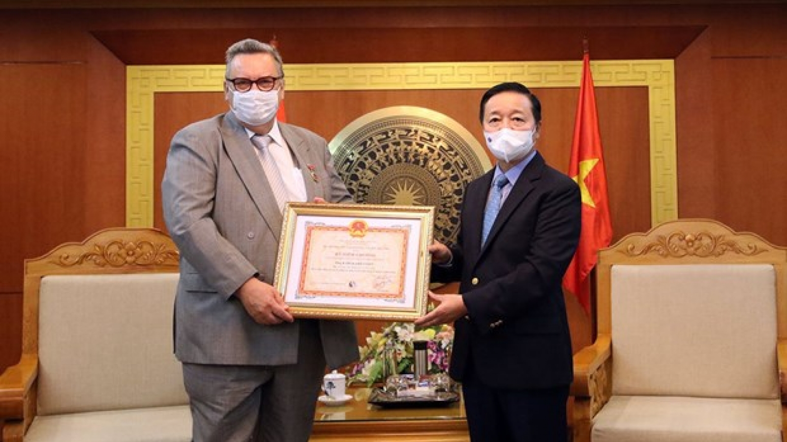 Finnish Ambassador to Vietnam receives "For the Cause of Natural Resources and Environment