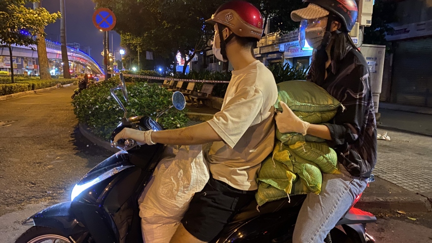 Hoa hậu Tiểu Vy đi xe máy trao tặng 3 tấn gạo cho người dân khó khăn 