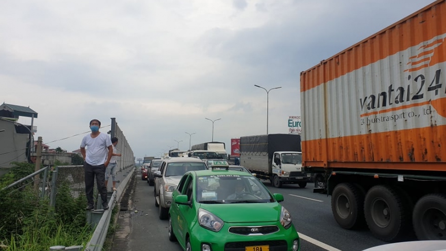 Ùn tắc tại cửa ngõ Hà Nội: Đề nghị CSGT dẫn đoàn xe chở hàng thiết yếu qua chốt 