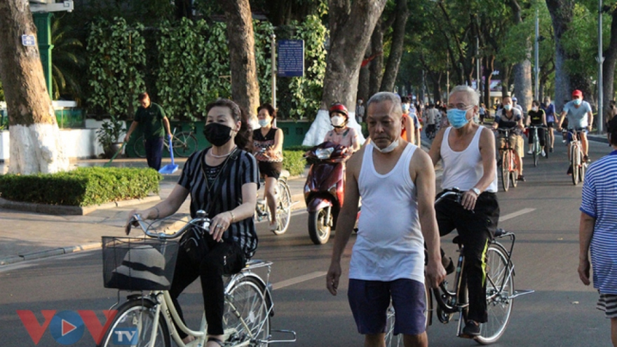 Hanoians fail to obey COVID-19 measures amid further spread