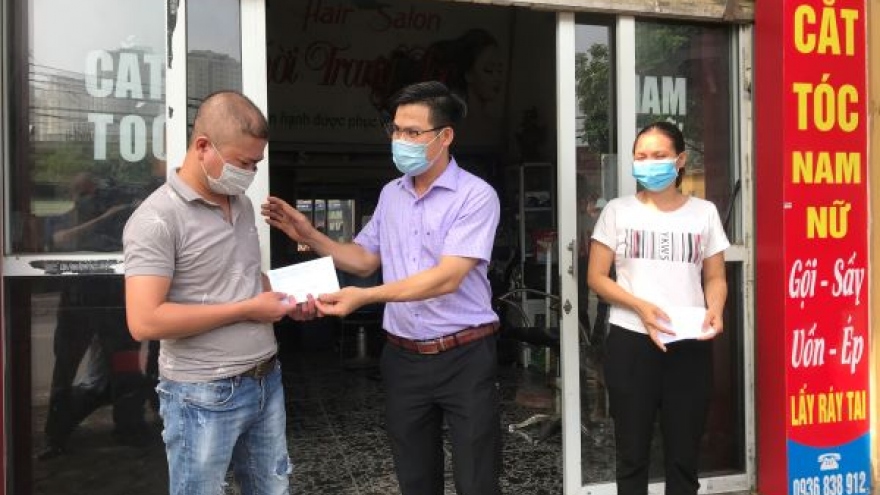 Lao động tự do ở Hà Nội nhận tiền hỗ trợ khó khăn do dịch Covid-19