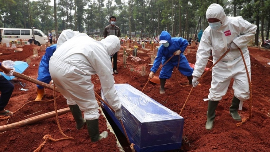 Bệnh viện quá tải, Indonesia đang rơi vào “hố đen” Covid-19 giống Ấn Độ