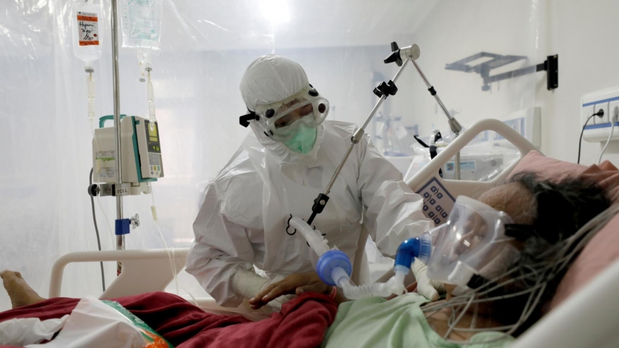 Bác sỹ Indonesia giằng xé lựa chọn người sống, người chết giữa sóng thần Covid-19