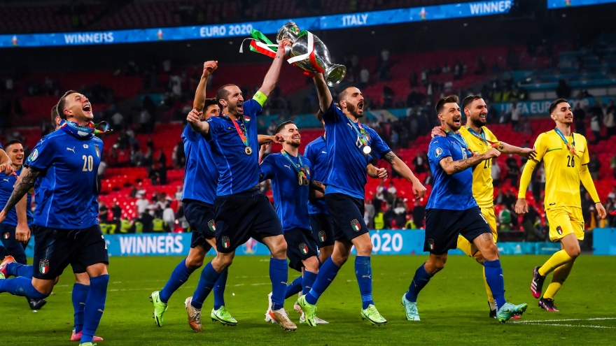 Cận cảnh: ĐT Italia nâng cúp, ăn mừng chức vô địch EURO 2021